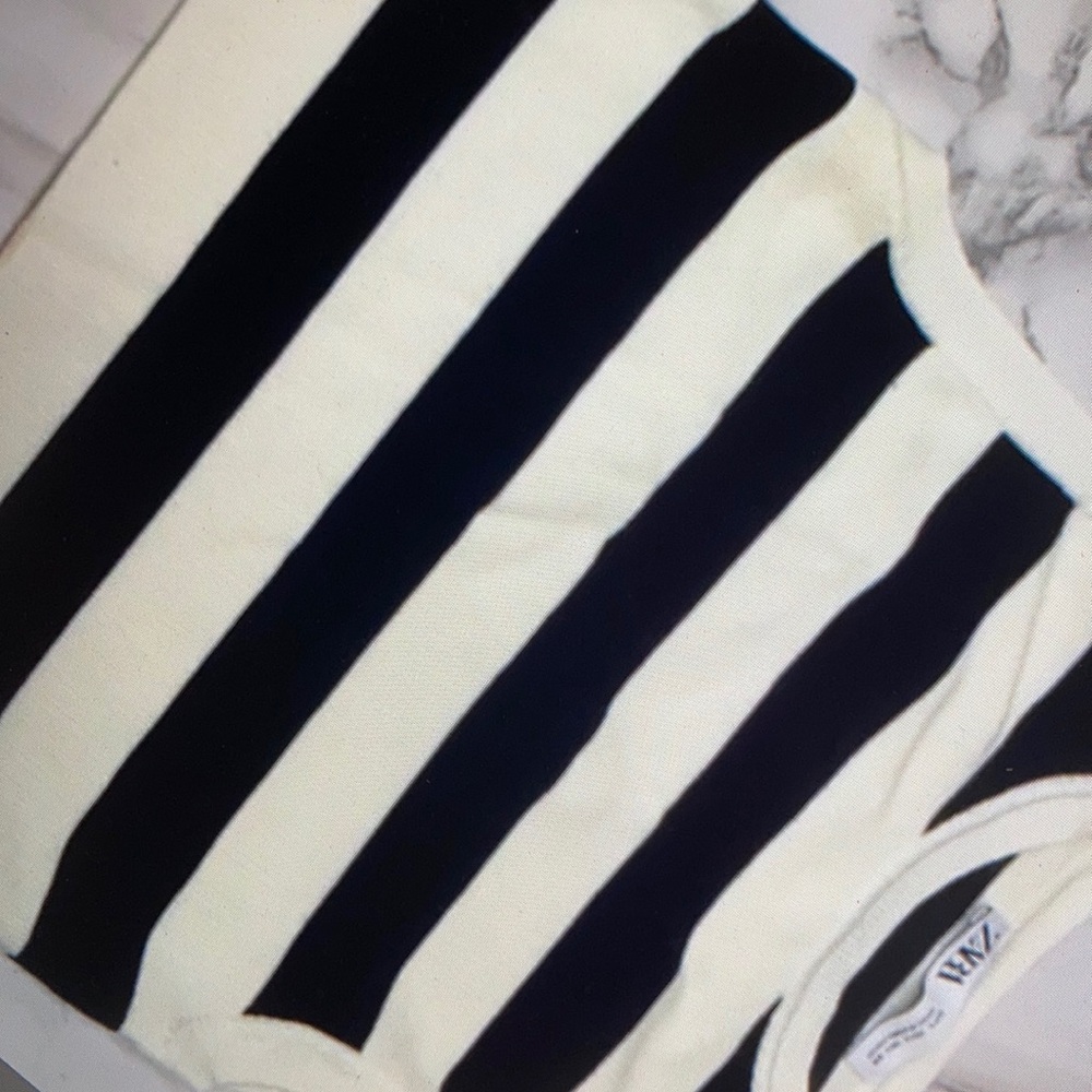 Features classic striped pattern design blouse